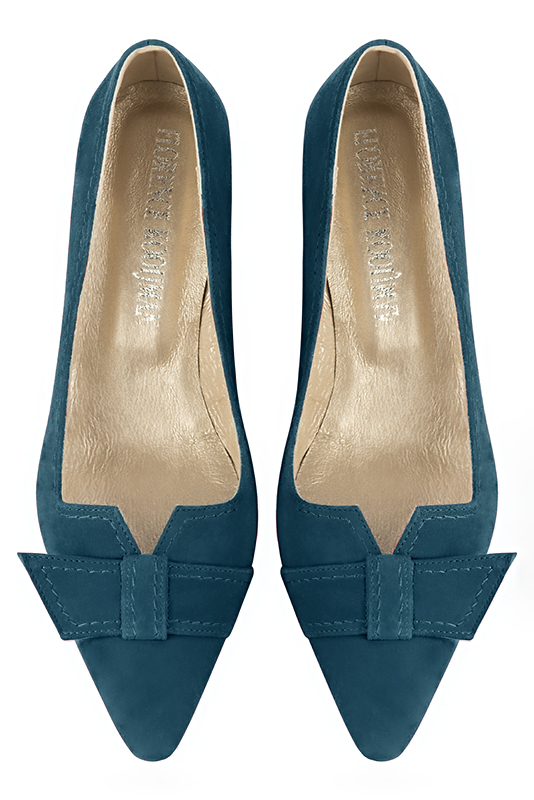 Peacock blue women's dress pumps, with a knot on the front. Tapered toe. Medium flare heels. Top view - Florence KOOIJMAN